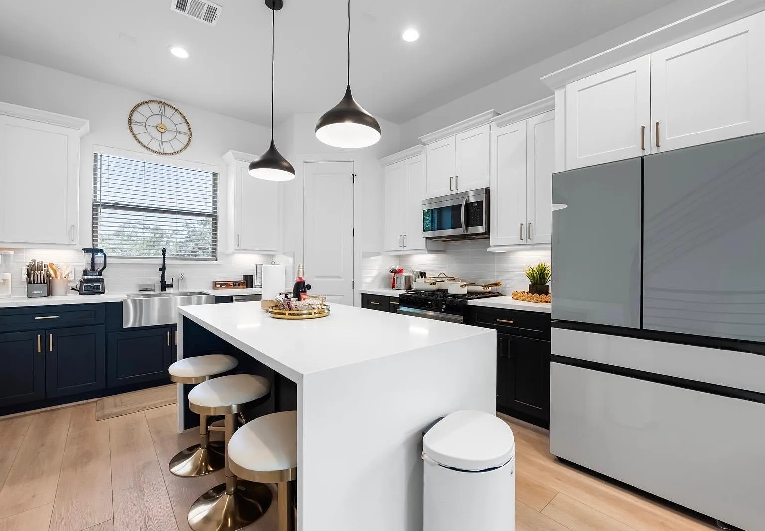 3 bed, 3.5 bath, 1836 sqft, $3,000 — Photo 3