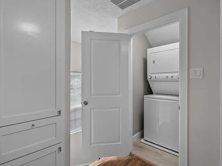 3718 Eagle St — Photo 8
