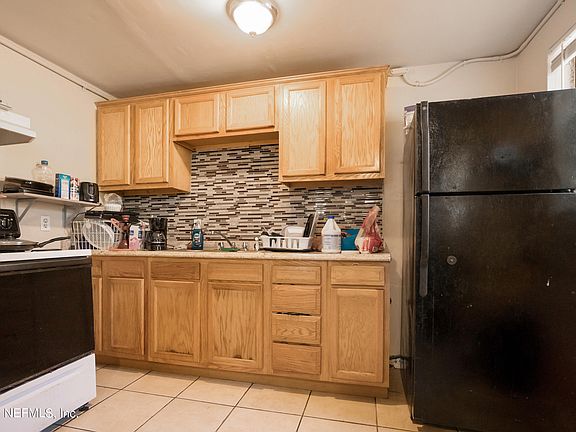 3rd image of 973 W 12th St