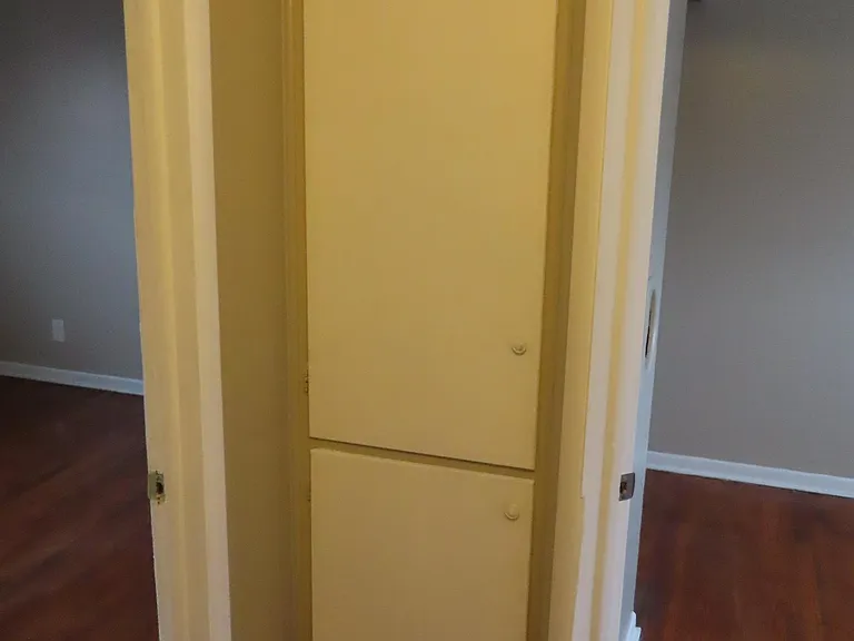 905 North Meadows Court - C — Photo 14
