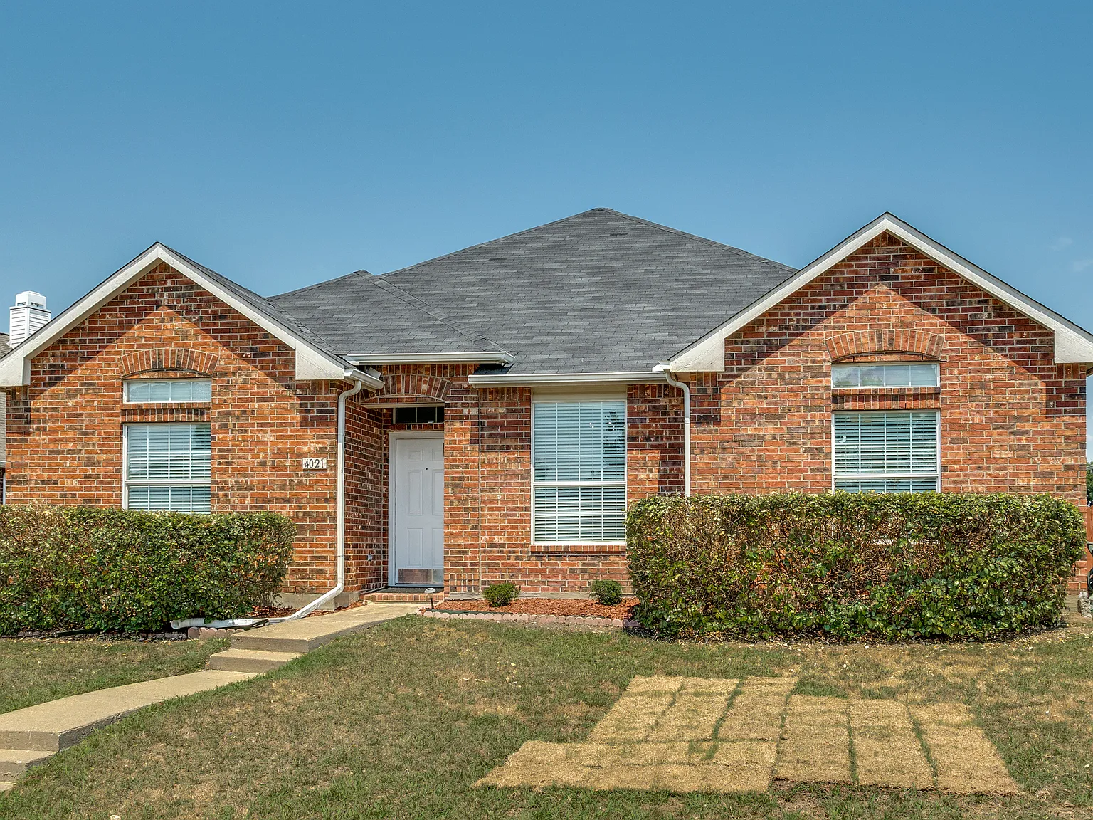 3 bed, 1852 sqft, $2,295 — Photo 2