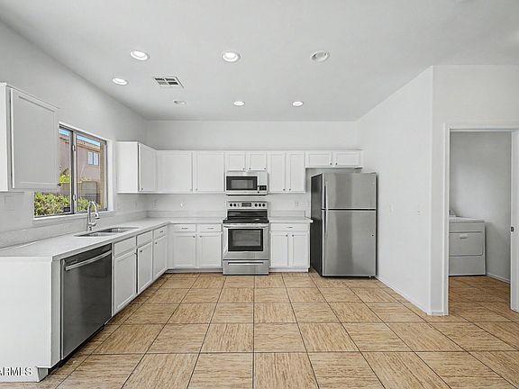 4th image of 625 E ATLANTA Avenue