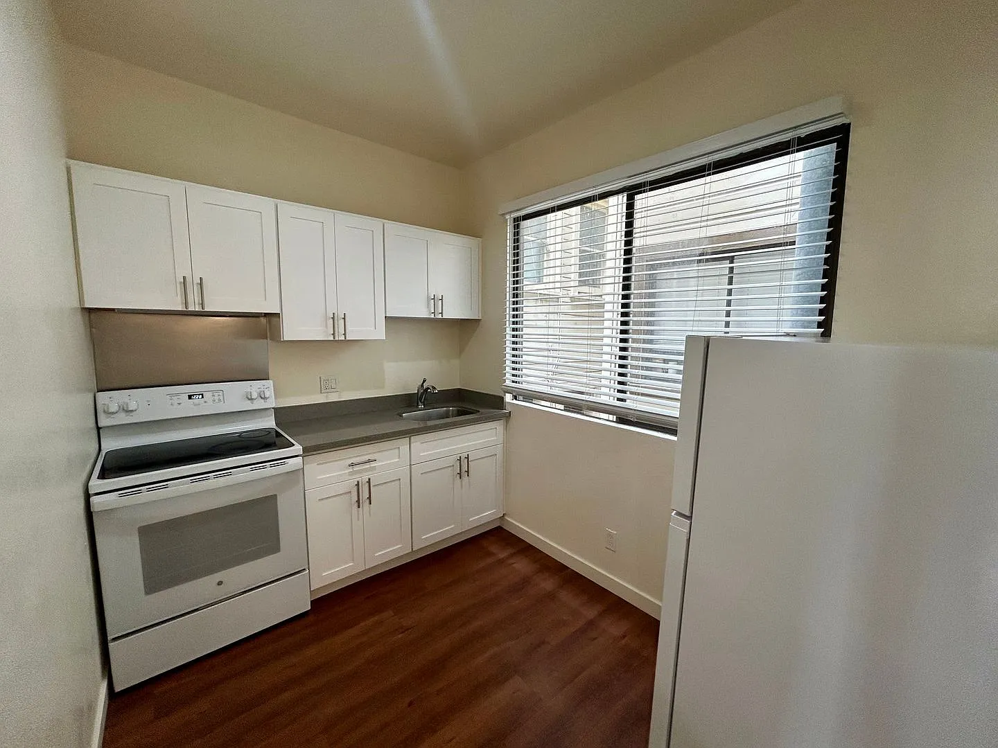 Renovated 1-Bedroom Apartment in Prime Nob Hill Location — Photo 4