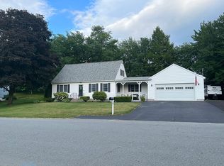 16 Winnhaven Dr, Hudson, NH 03051