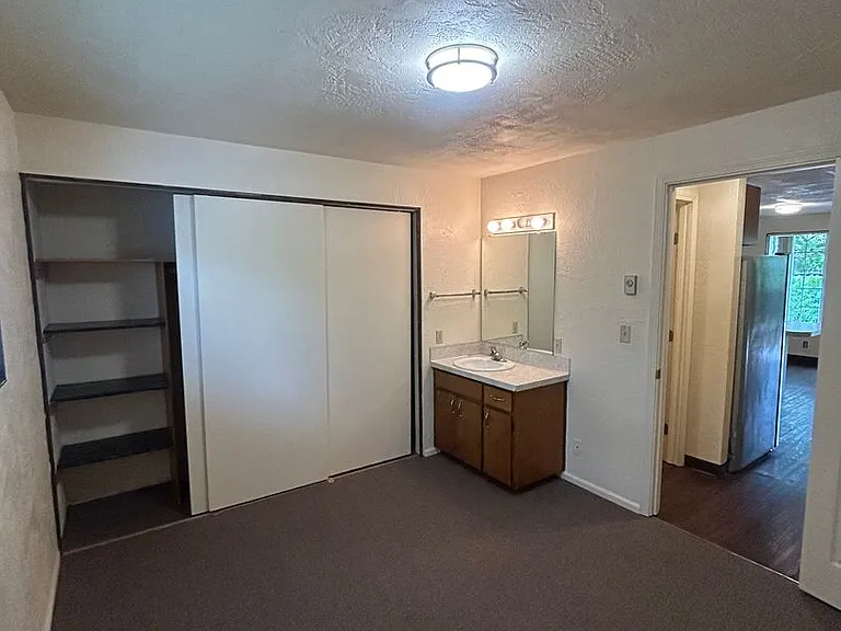Hayward — Photo 17