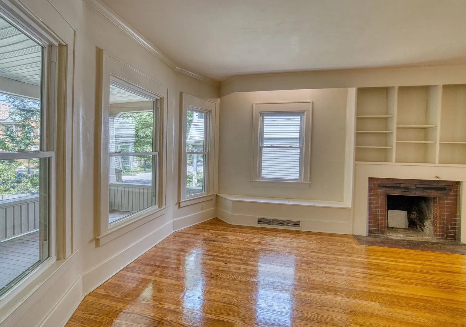 689 Allen Street Apt 1 - Bright, Spacious 1st Floor Flat with Off-Street Parking 7/1/27 — Photo 4