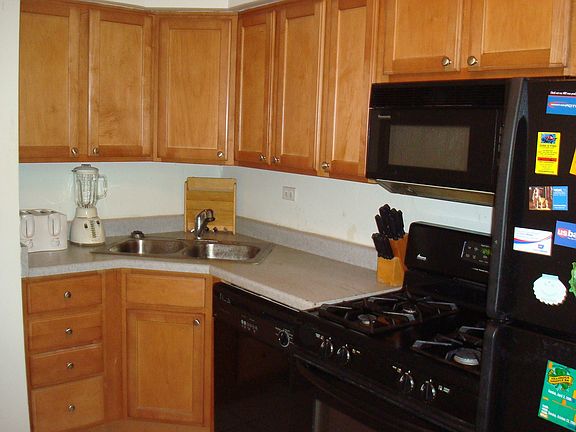 3rd image of 1039 N La Salle Dr #A