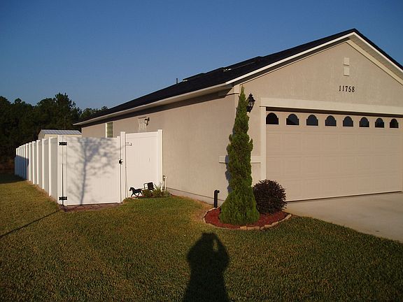 White vinyl fence/gate
