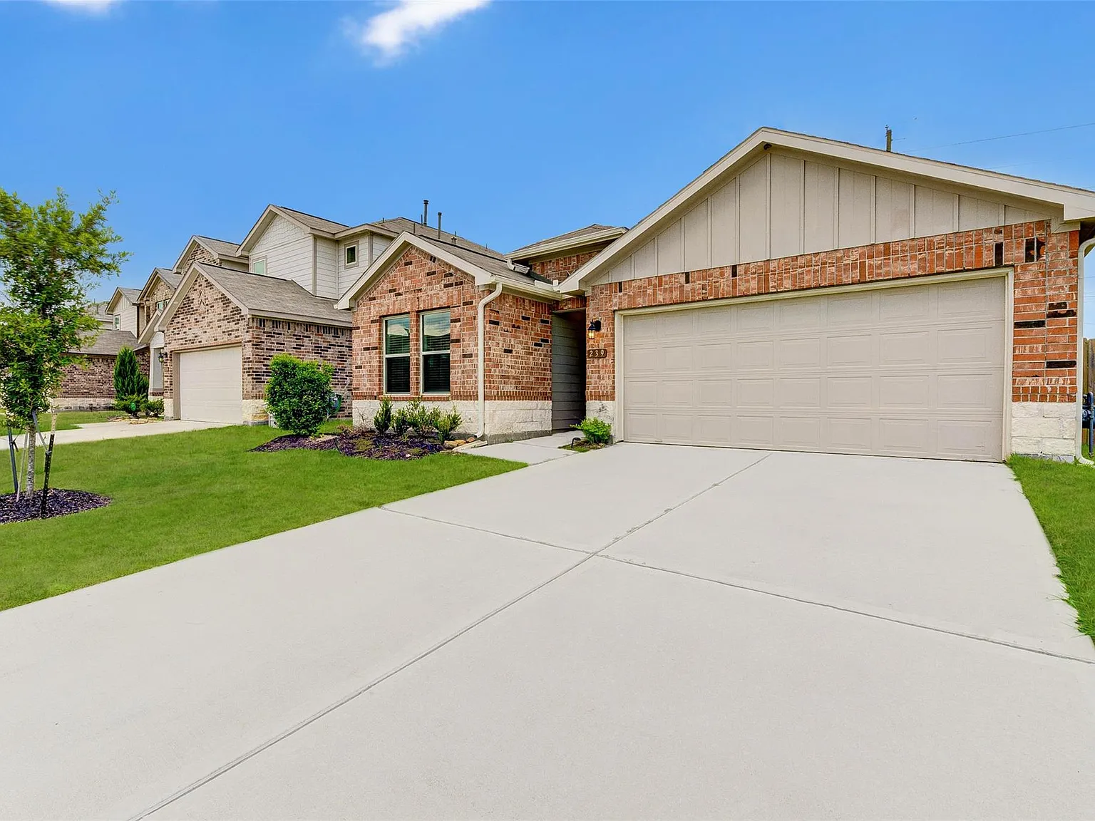 4 bed, 2.0 bath, 1999 sqft, $2,200 — Photo 2