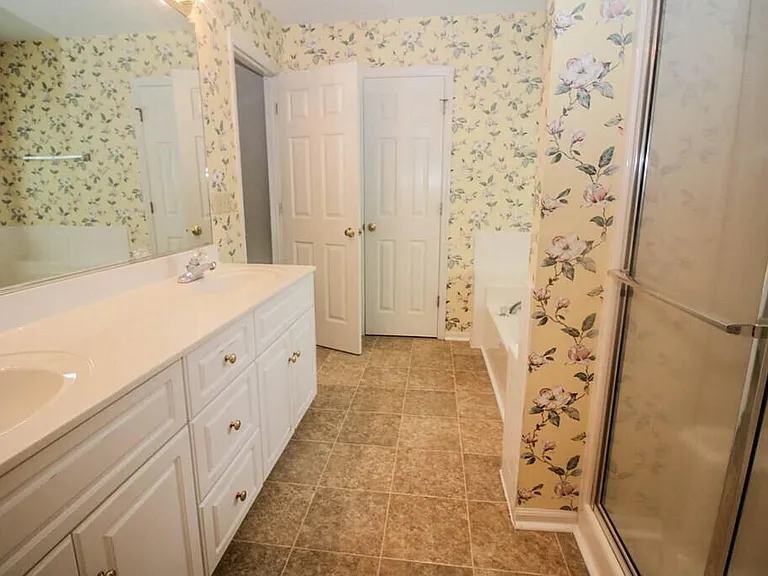 246 Farmington Dr W — Photo 25