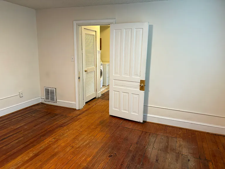 415 W 4th St — Photo 17