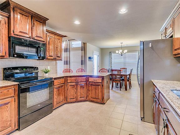3rd image of 809 Canyon Dr