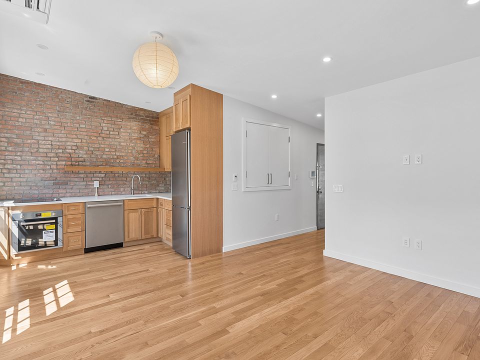 1st image of 64 Greenwich Ave #3