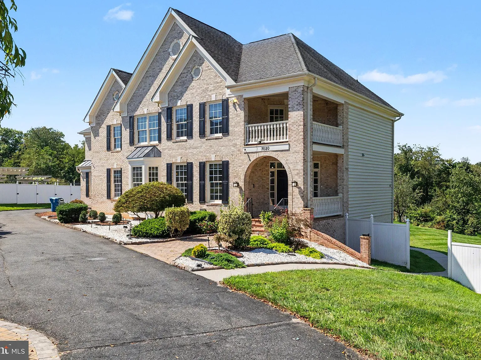 6 bed, 5.5 bath, 4522 sqft, $6,485 — Photo 4