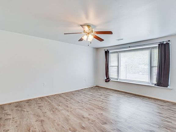 4th image of 825 Barkley Dr
