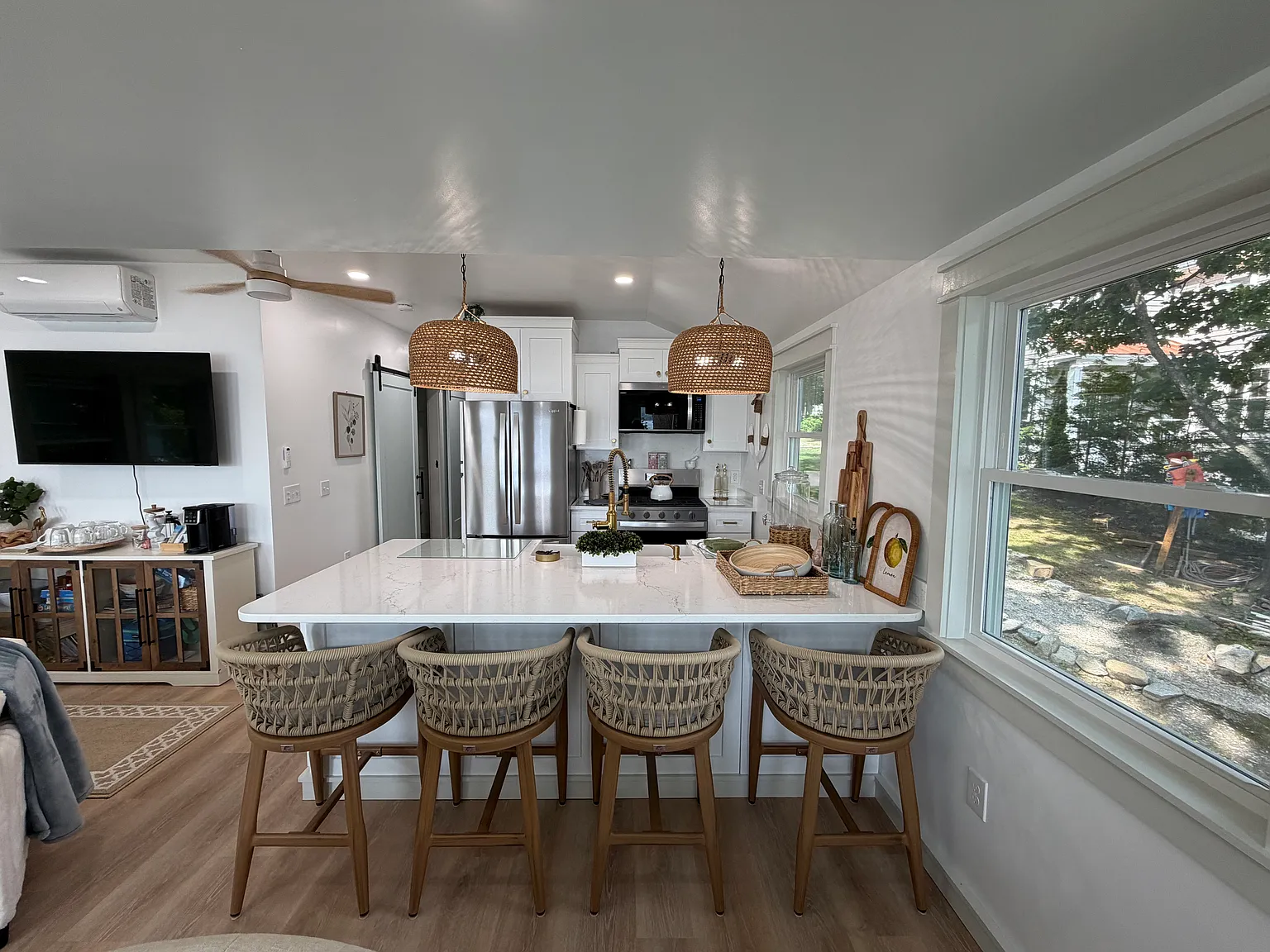 3 bed, 1.5 bath, 858 sqft, $3,000 — Photo 1