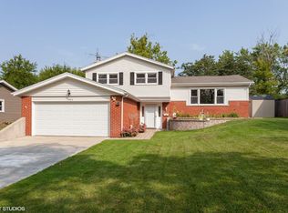922 69th St, Darien, IL 60561