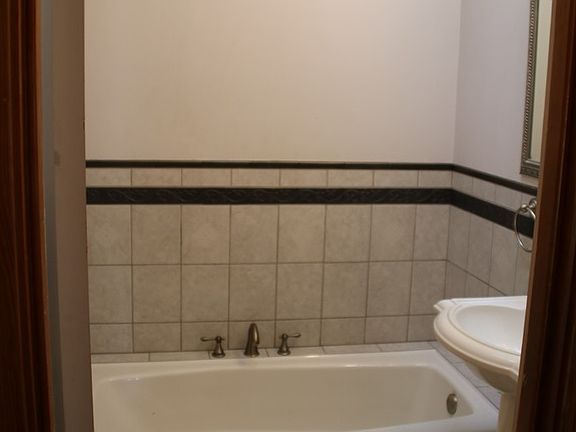4th image of 207 E 5th St