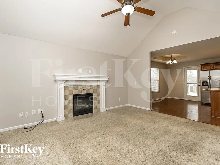 8500 N Kensington Ave — Photo 3