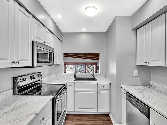 5th image of 784 Carriage Cir