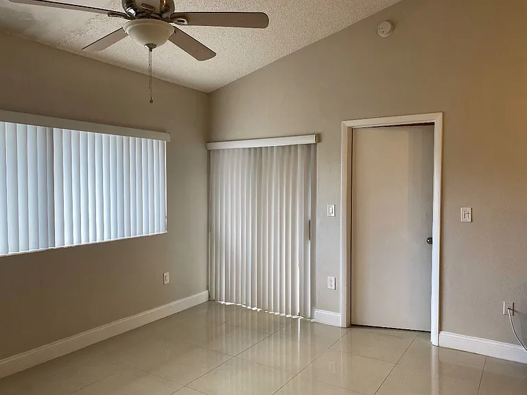 2445 SW 18th Ter #9-022 — Photo 10