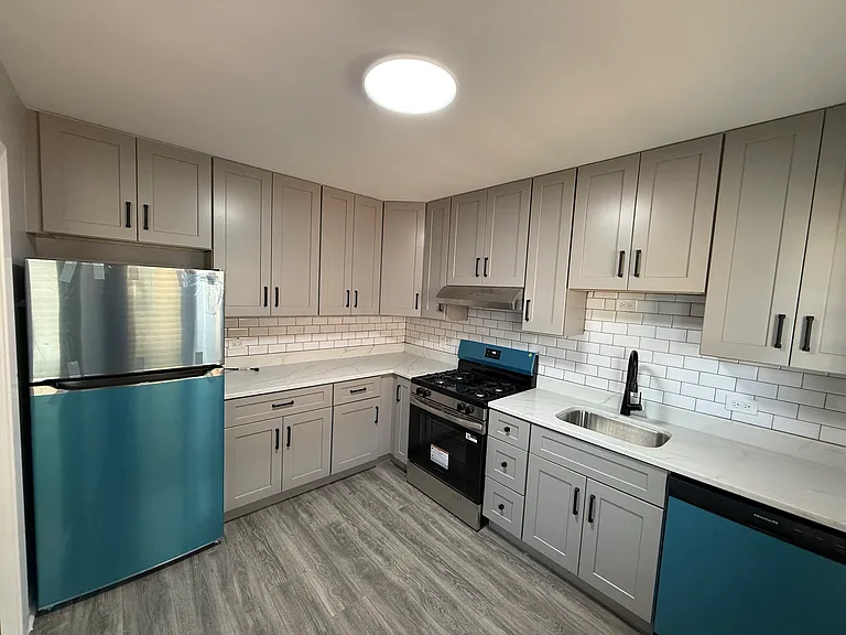 4920 Greenwood St #2E — Photo 2
