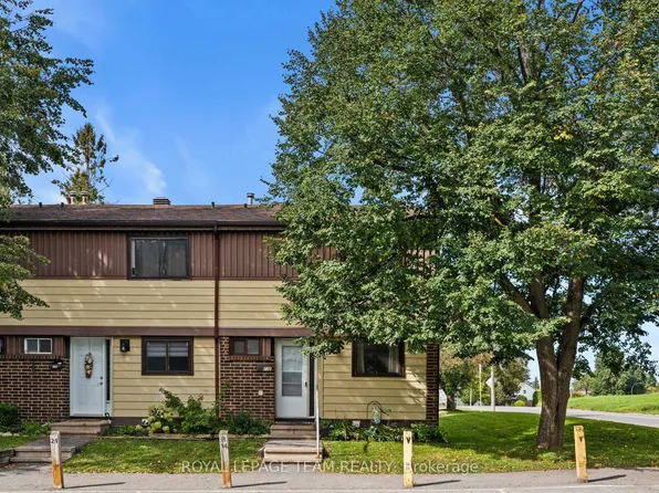 73 Foxfield Dr #E, Ottawa, ON K2J 1L7