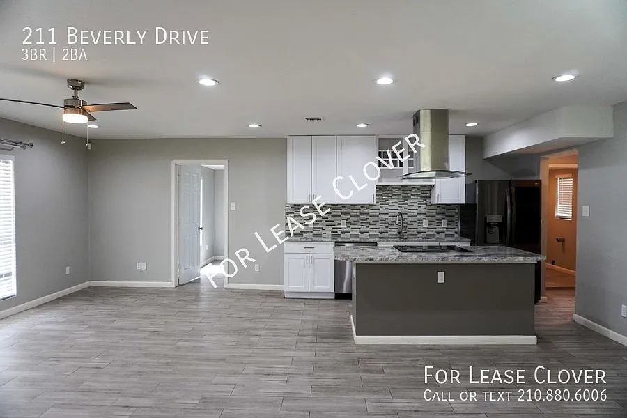 Charming Fully Updated 1930's Cottage in Jefferson Terrace — Photo 4