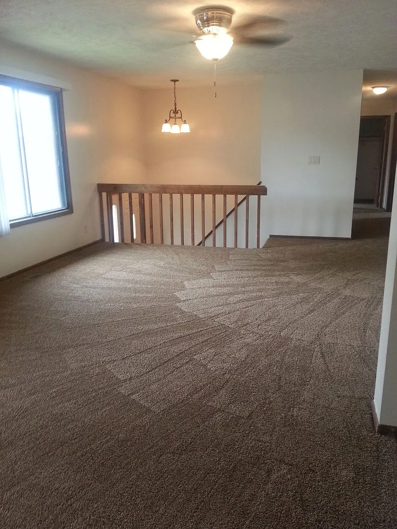 707 W Burt Street — Photo 3
