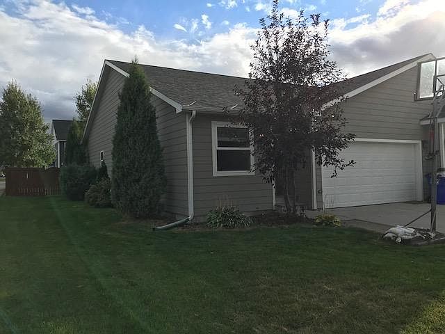 Front and side of duplex. Nice fully fenced yard at back, u