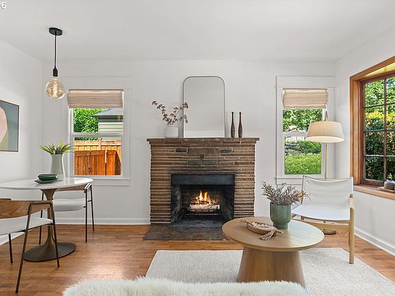 5th image of 1726 SE Reedway St