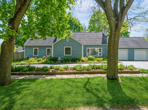 199 Rosedale Ave, Crystal Lake, IL 60014