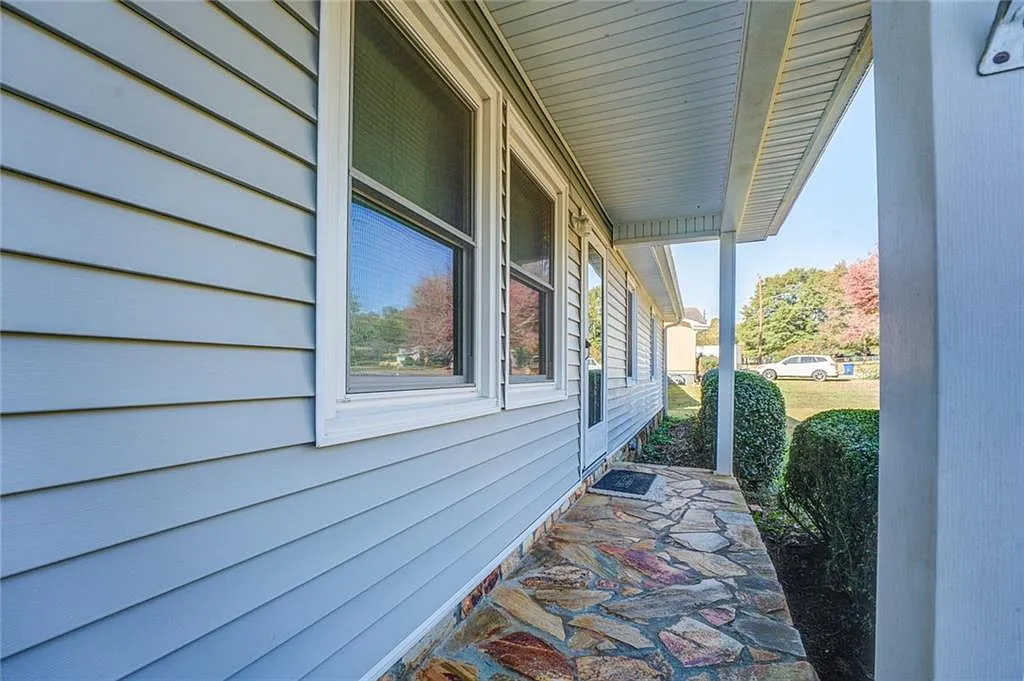 3 bed, 2.0 bath, 1470 sqft, $1,680 — Photo 2