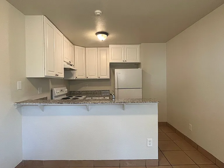 2555 W Steele Ln — Photo 7