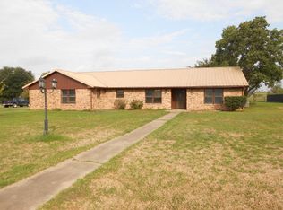 925 Berry Ln, Madisonville, TX 77864