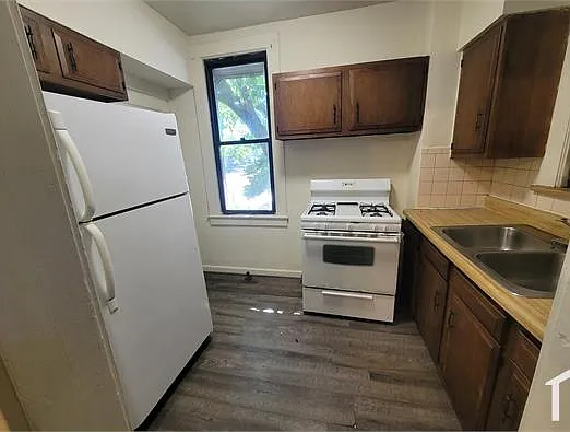 3 bed, 1300 sqft, $1,900 — Photo 2