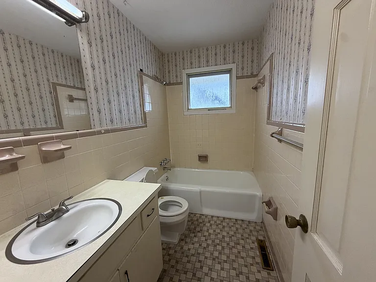 649B E Broad St — Photo 11