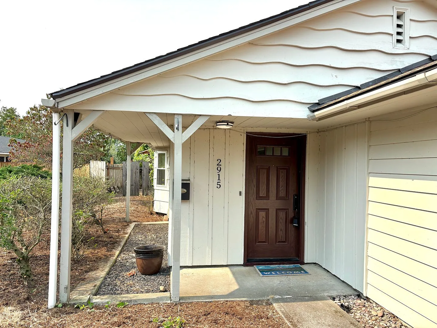 Madison South/Rocky Butte Home on Huge Lot with Attached Garage, Private Fenced Yard — Photo 3