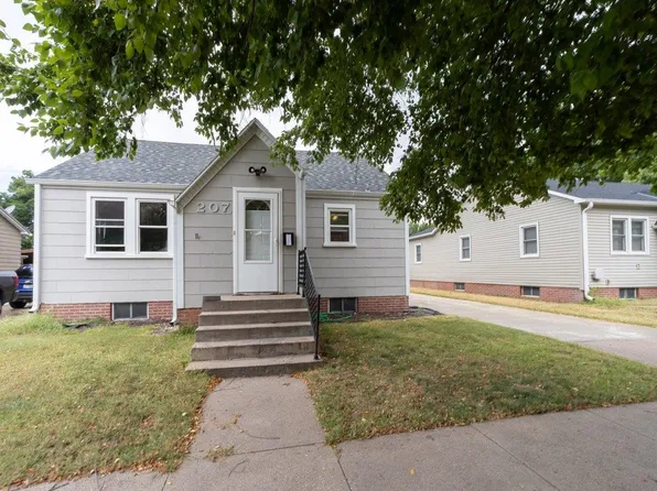 207 8th Ave, Holdrege, NE 68949