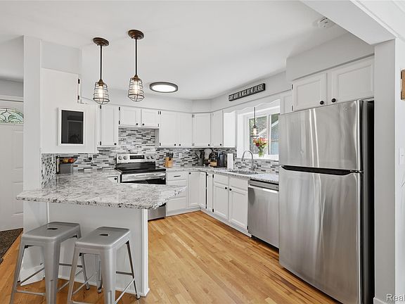 4th image of 572 Atwater St