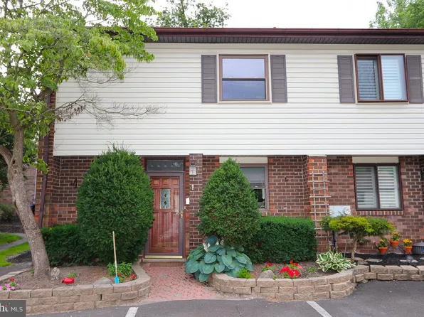1 Village Pl #V, Hatboro, PA 19040