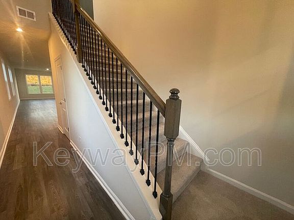 2nd image of 810 Manitou Cir