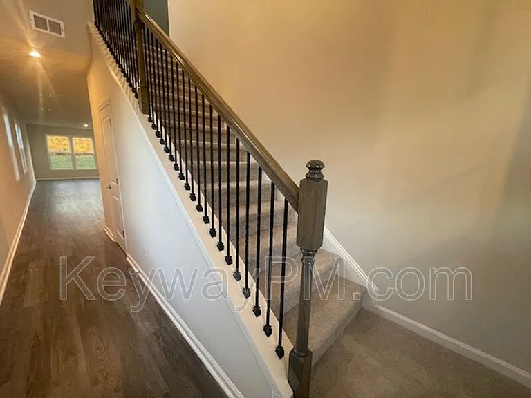 810 Manitou Cir — Photo 2