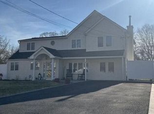 4 Country Greens Dr, Holtsville, NY 11742