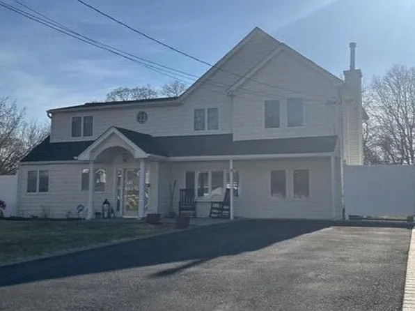 4 Country Greens Dr, Holtsville, NY 11742