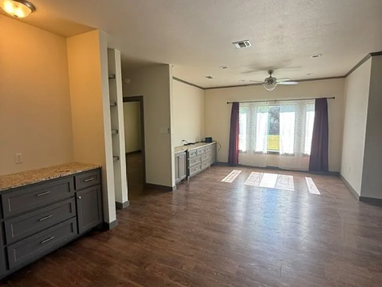 225 Scurry Ave — Photo 3