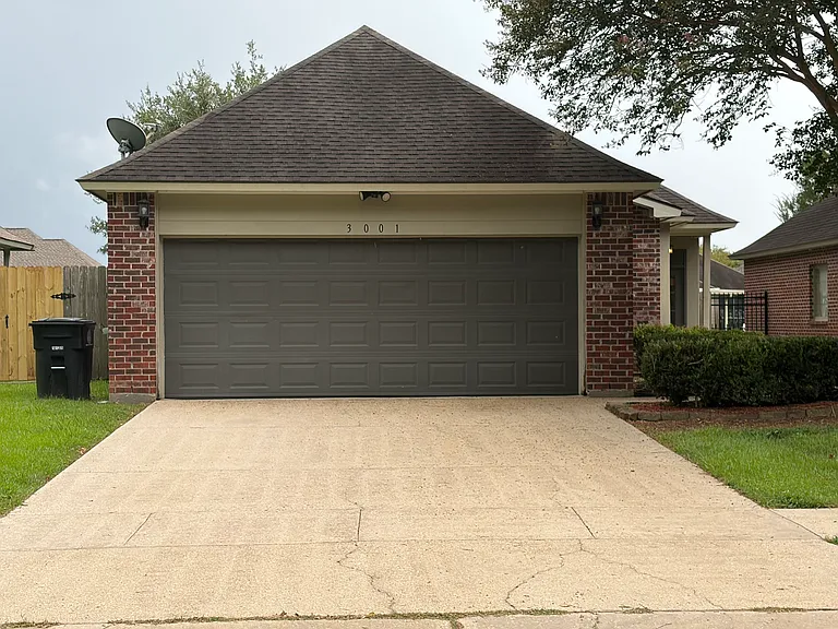 3001 Northbank Dr — Photo 3