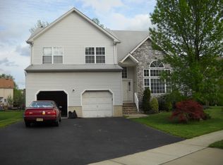 3 Airdale Dr, Kendall Park, NJ 08824