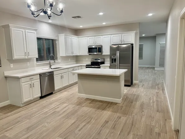 8451 W Quail Track Dr, Peoria, AZ 85383