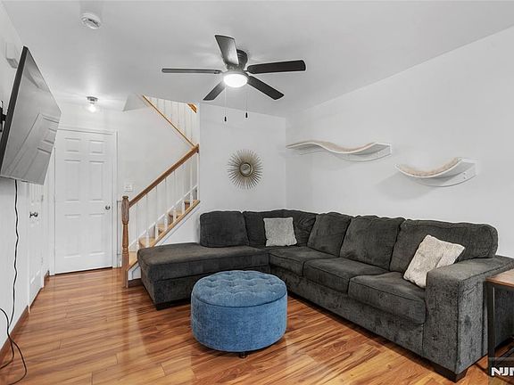 4th image of 1143 Stafford St